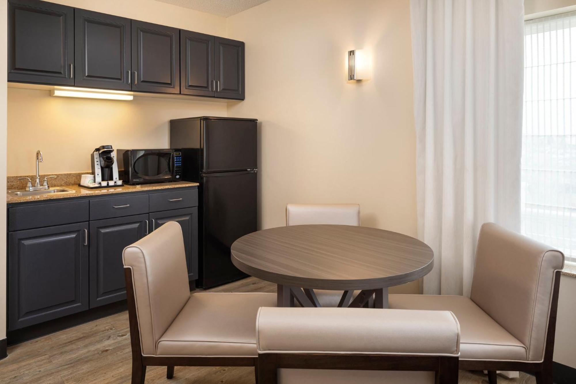 Holiday & Northwest Minneapolis-arbor Lakes By Ihg Hotel Maple Grove